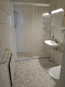y baño con ducha y lavamanos. en Apartment Puijo & autotalli, en Kuopio