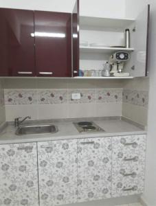 uma cozinha com um lavatório e uma bancada em Dar Janis Djerba دار يانيس جربة em Houmt Souk