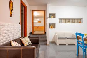 - un salon avec un canapé et un fauteuil bleu dans l'établissement A casa di Pietro Tre, à Leporano