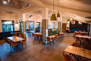 a restaurant with tables and chairs in a room at Hotel Oscar in Câmpina