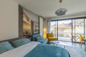 Grand studio bord du lac في سان جوريوز: غرفة نوم بسرير ونافذة كبيرة