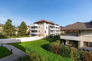 una vista aérea de un edificio con patio en Grand studio bord du lac, en Saint-Jorioz