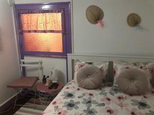リスボンにあるCasa das Bonecasのベッドルーム1室(枕付きのベッド1台、窓付)