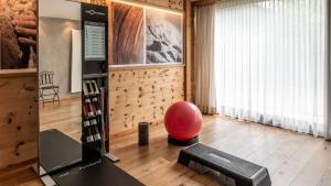 Televízia a/alebo spoločenská miestnosť v ubytovaní Romantik Hotel Santer