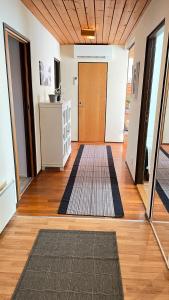 een kamer met een gang met een deur en een tapijt bij Omakotitalo 100m2, 3 makuuhuonetta Joensuu in Joensuu