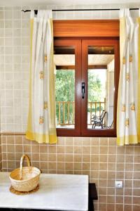 a kitchen with a window and a basket on a counter at Casa Rural El Corral in Ávila