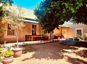 a house with a ping pong table in the yard at Elizabeth's Cottage in Montagu