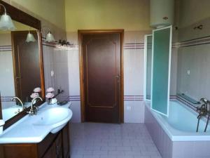 Un baño con bañera, lavabo y espejo. en la Chiave di Giano, en Foiano della Chiana 11 fotos más