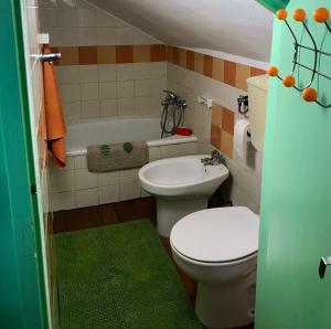 リスボンにあるCasa das Bonecasのバスルーム(トイレ、洗面台付)