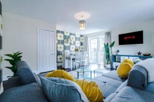 een woonkamer met een blauwe bank en een tafel bij Perfect 3 Bedroom Home for family or business stay in Chester