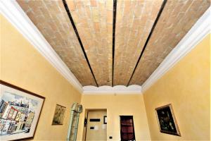 een kamer met een plafond met een baksteen bij Bellezza Al Colosseo - B&B & Apts in Rome