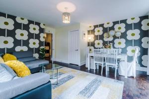 un soggiorno con divano e una sala da pranzo di Perfect 3 Bedroom Home for family or business stay a Chester