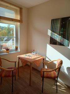 a dining room with a table and two chairs at Rietschen, Natur erleben in Rietschen