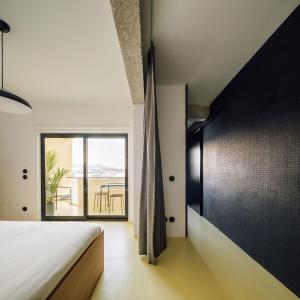 een slaapkamer met een bed en een groot raam bij Boavista Apartment by Olala Homes in Cascais