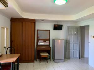 Televízia a/alebo spoločenská miestnosť v ubytovaní Kamalaburi Guesthouse