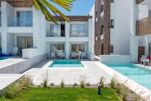 Bazén v ubytovaní Enorme Ammos Beach Resort alebo v jeho blízkosti