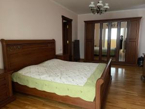 Ένα ή περισσότερα κρεβάτια σε δωμάτιο στο 4-room apartment in the center of Tashkent