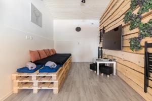 リュブリャナにあるApartments Keberのベッド1台、薄型テレビが備わる客室です。