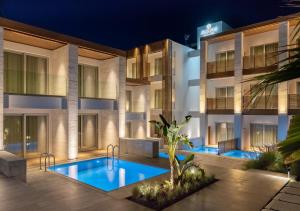 Bazén v ubytovaní Enorme Ammos Beach Resort alebo v jeho blízkosti