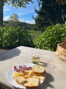 un plato de pan y queso y un vaso de zumo en Casa Oriental, en Cereceda