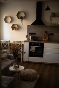 Kuchyň nebo kuchyňský kout v ubytování KVARTÝR - nový apartmán na náměstí v České Lípě