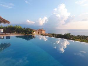 Bazén v ubytování Blue Caves Villas - exceptional Villas with private pools direct access to the sea nebo v jeho okolí