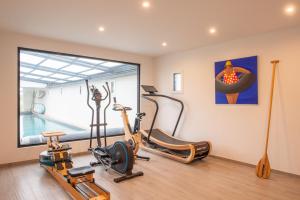 un gimnasio con 2 bicicletas estáticas en una habitación en Hôtel Sport & Spa, Ile d'Ouessant, The Originals Collection en Lampaul