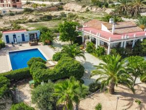 uma vista aérea de uma casa com piscina em Casa Senna em Alicante