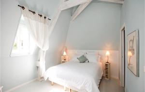 een witte slaapkamer met een bed en een raam bij Stunning Home In Coly With Wifi in Coly