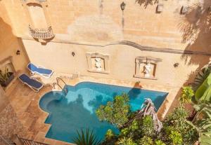 an overhead view of a swimming pool in a house at Gozitan Farmhouse Pool & Jacuzzi - PP 2 in Il-Wilġa