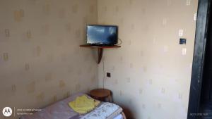 a small room with a small tv on a wall at Gospodarstwo Agroturystyczne Agroletnica in Świdnica