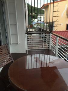 カタビーチにあるGlitter House Phuketのテーブル、バルコニー(階段付)が備わります。