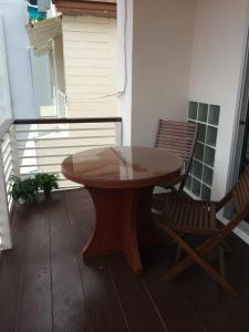カタビーチにあるGlitter House Phuketの木製テーブル、バルコニー(椅子付)