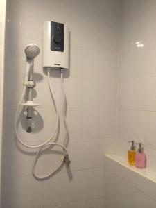 een douche met een föhn in de badkamer bij Glitter House Phuket in Kata Beach