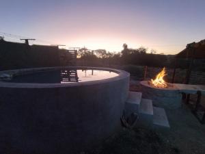 a fire pit in a backyard with a fire pitburning at Mai lo stesso in Kakamas