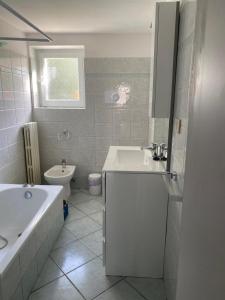 łazienka z wanną, umywalką i toaletą w obiekcie Bonsai - Bed & Breakfast w mieście Pesaro