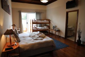 um quarto com uma cama, um candeeiro e um espelho em The Mole Guesthouse em Swakopmund
