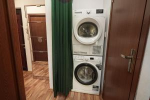 een wasmachine en een wasmachine in de kamer bij Stone Gate Apartment #2 in Boekarest +27 foto's