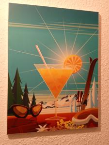 Résidences de Mélisa La Foux d'Allos في لا فوكس: ملصق مشروب على الشاطئ مع أكواب