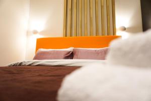 A bed or beds in a room at Boho Privet Flat in Athens