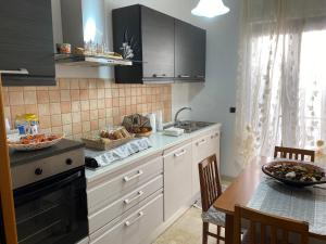 Virtuve vai virtuves zona naktsmītnē Via Bovio Guest House
