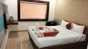 a bedroom with a bed with stuffed animals on it at Band Baretha Resort in Barambād