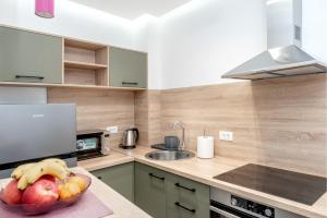 a kitchen with a bowl of fruit on a counter at La Casa 1 in Vršac