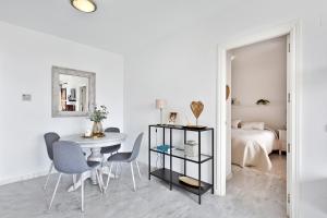 Camera bianca con tavolo, sedie e letto di Appartement Aldea Hills, Manilva a Manilva