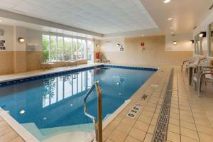 una gran piscina en una habitación de hotel en Comfort Inn, en Sturgeon Falls