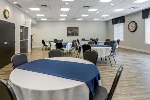 Una sala de conferencias con mesas y sillas y un reloj. en Comfort Inn, en Sturgeon Falls 20 fotos más