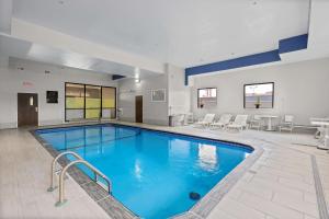 una gran piscina de agua azul en un edificio en Comfort Inn & Suites St Louis-Hazelwood en Hazelwood