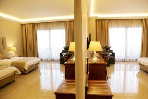 Voodi või voodid majutusasutuse Bayview Hotel Beirut toas