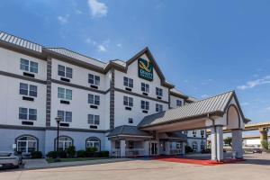 een hotel met een tankstation ervoor bij Quality Inn & Suites I-35 E-Walnut Hill in Dallas