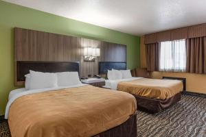 Postel nebo postele na pokoji v ubytování Quality Inn + 29 fotografií